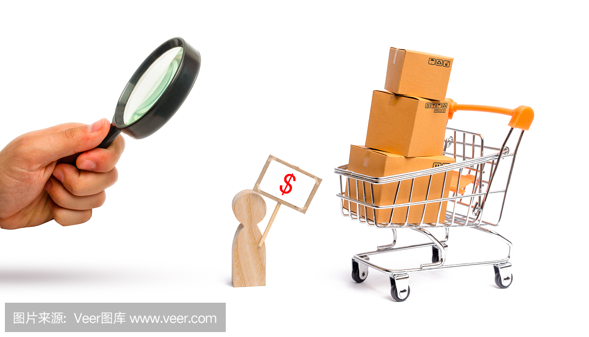 一個拿著放大鏡在看海報的男人在賣商品。裝著箱子和貨物的超市手推車。商業和貿易的概念,產品的銷售和購買,網上購物